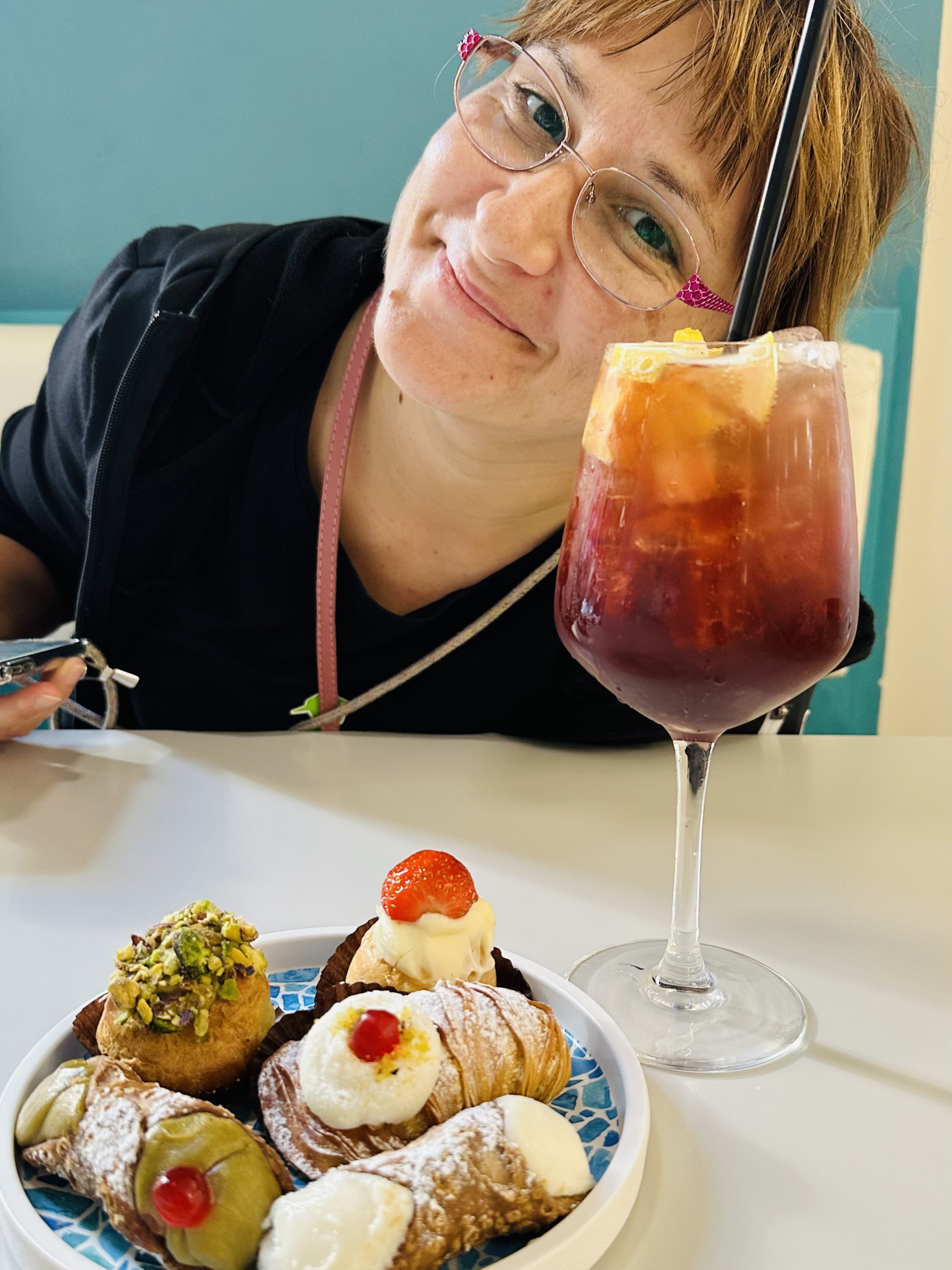 Ramona genießt Patisserie und Drinks